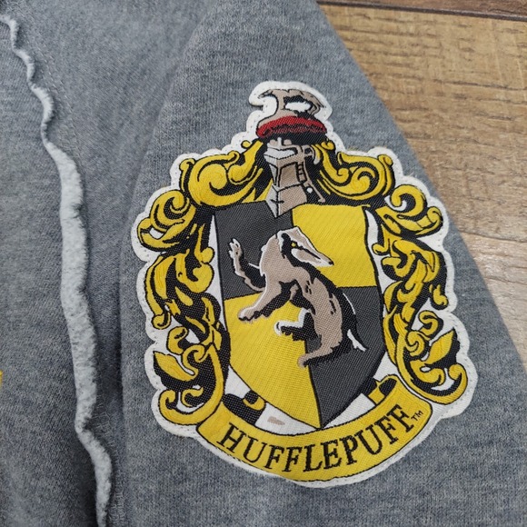 Hufflepuff Gray Pullover Sweatshirt Adult XS Wizarding World Of Harry Potter - Picture 8 of 10
